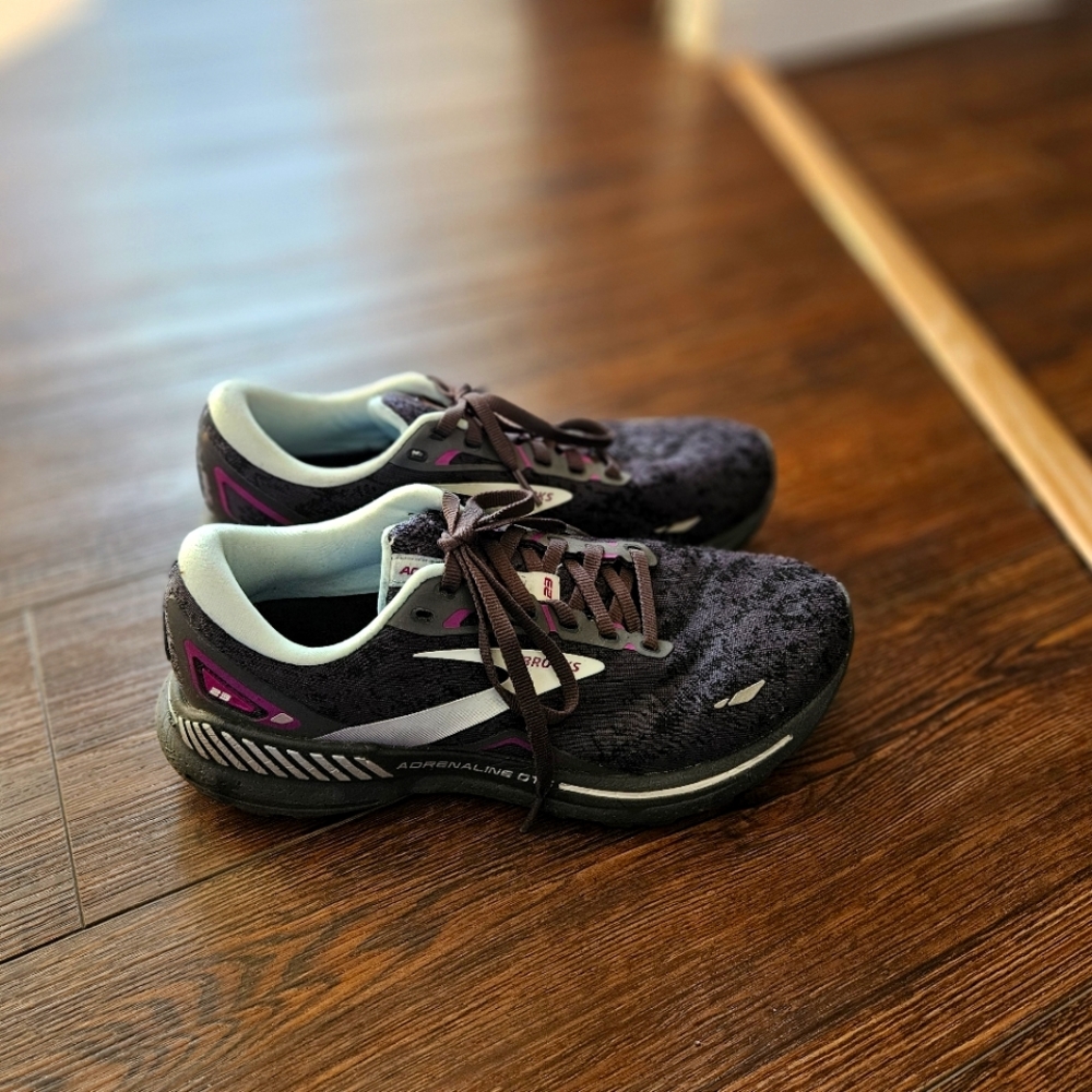 Brooks shoes size 9.